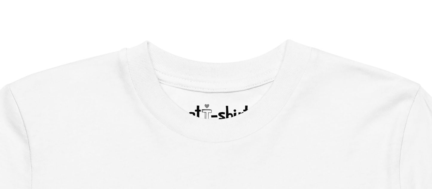 Detalle del cuello de la camiseta de manga blanca de manga corta, elaborada en algodón orgánico.