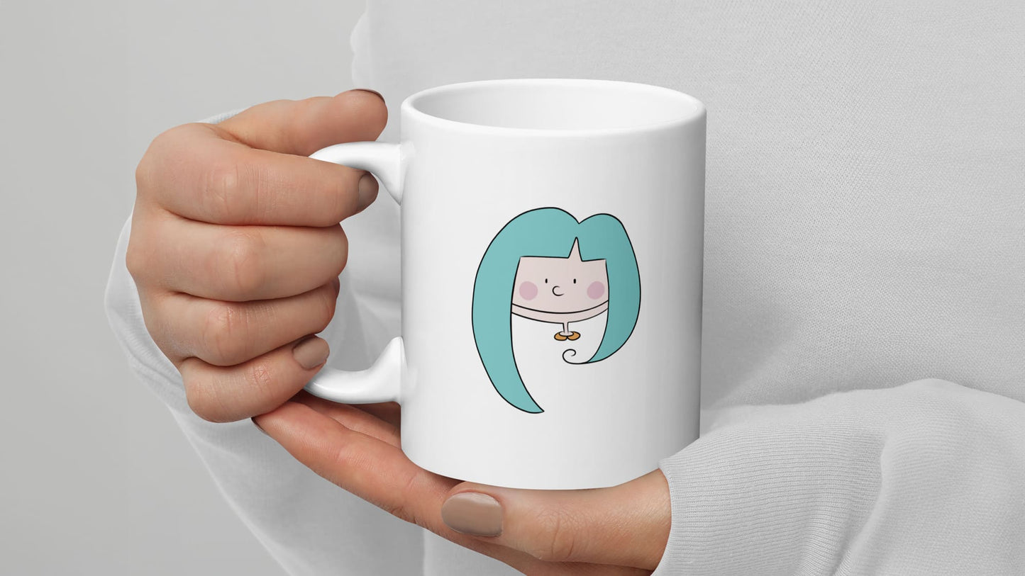 Taza desayuno blanca brillante 325 ml Mss Blue Lettuce. La sujeta una modelo en sus manos.