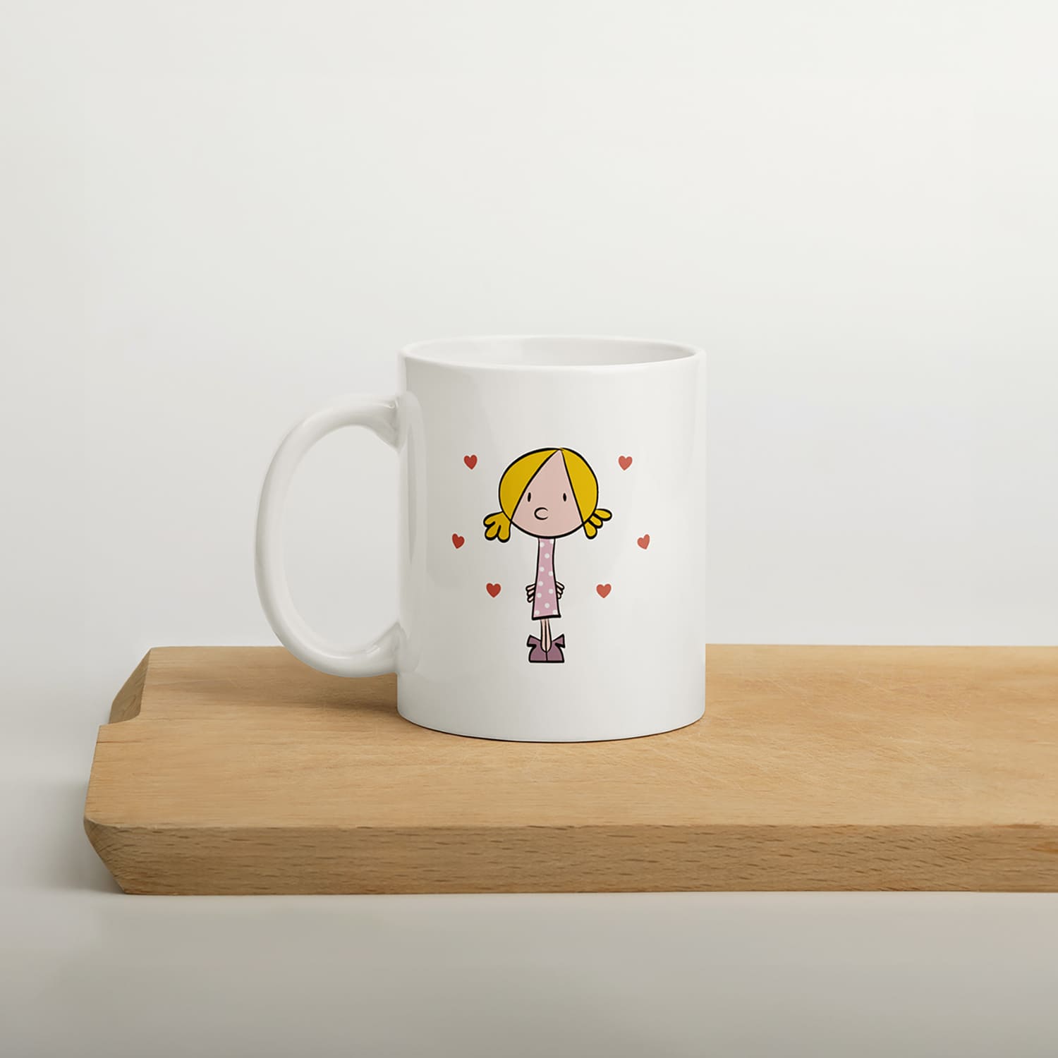 Taza de desayuno blanca brillante de 325ml sobre tabla de cortar de madera con estampado de Chupa Chup Girl