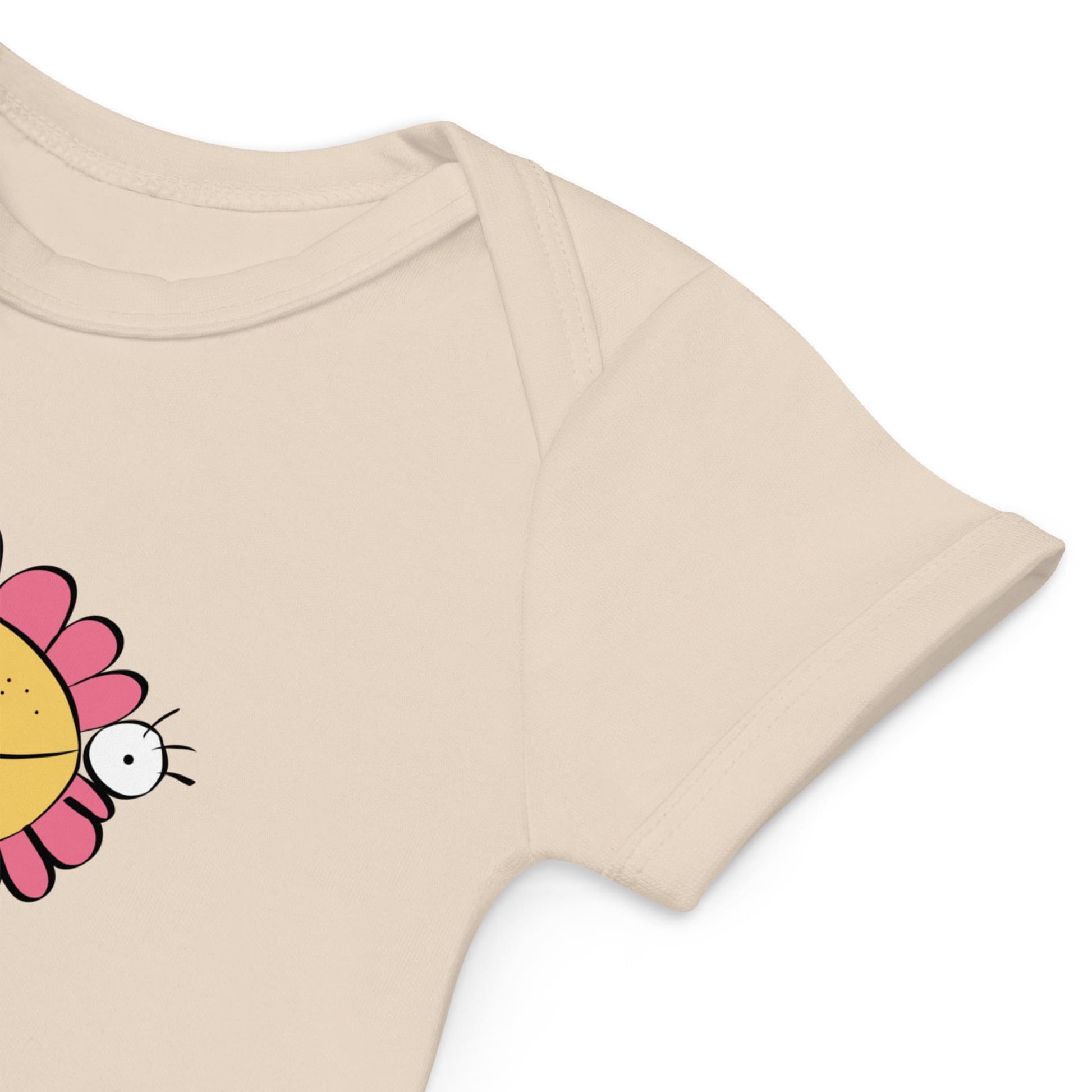 Detalle de la manga, corta, del body de bebé elaborado en algodón orgánico y con mockup del personaje Florette en su frontal.