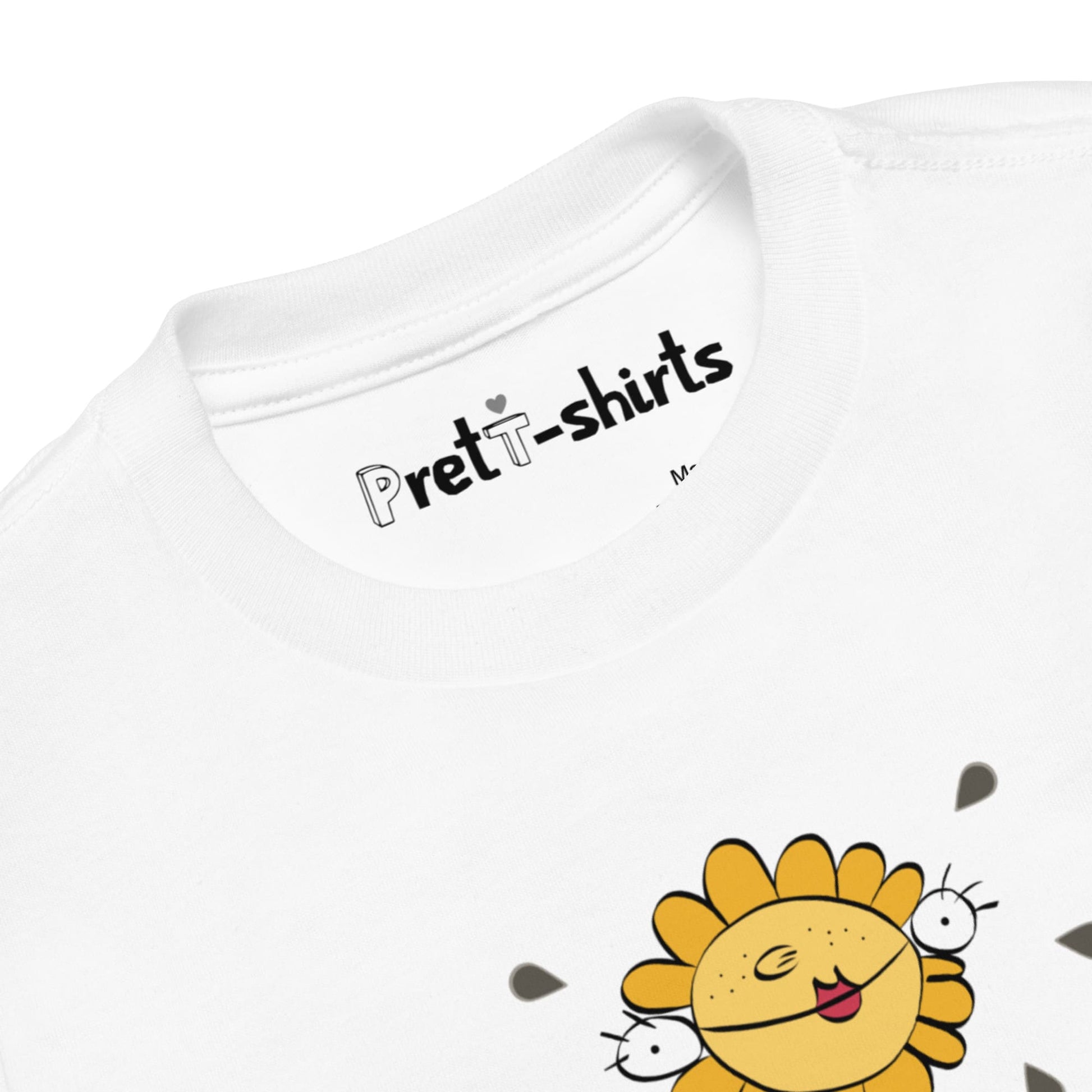 Detalle del cuello y etiqueta interior de la camiseta blanca de algodón orgánico certificado. Mr Sun&Flower Power, personaje de PretT-shirts.