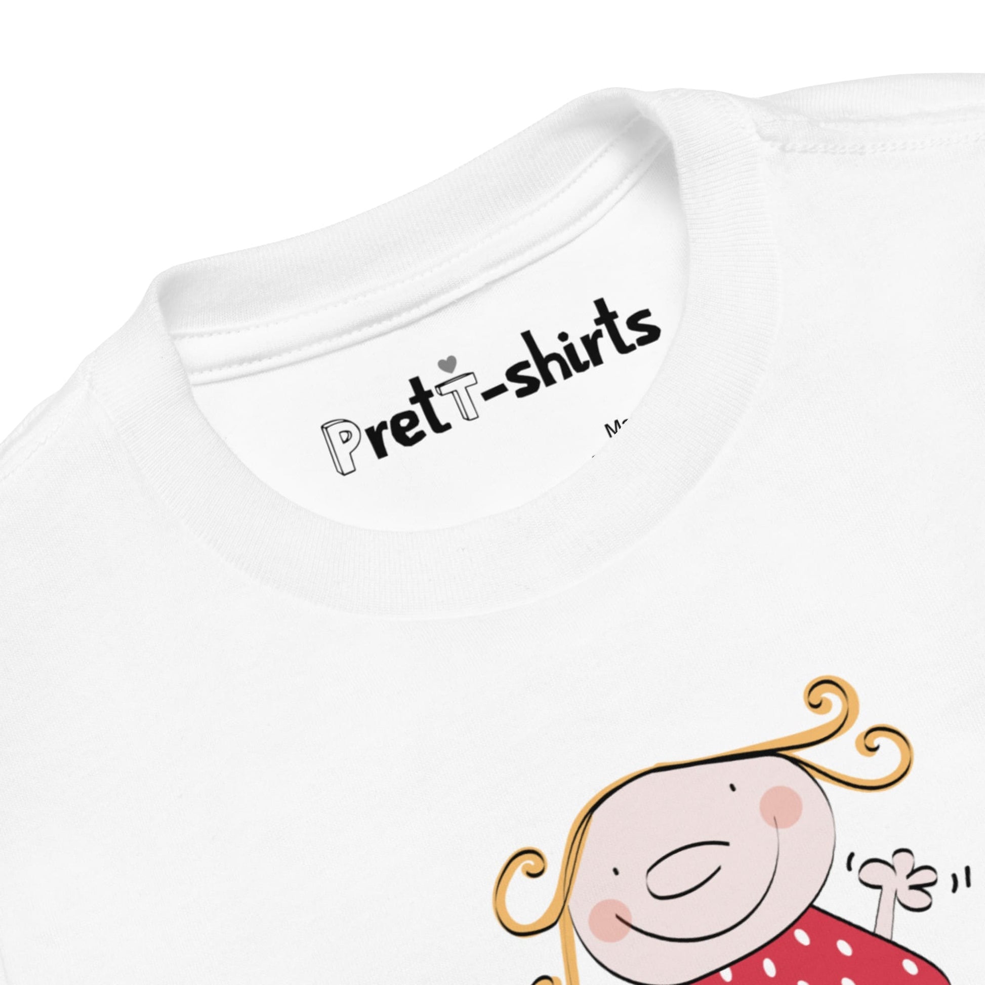 Detalle del cuello y etiqueta interior de la camiseta blanca de algodón orgánico certificado. Personaje estampado, Strawberry Girl Forever
