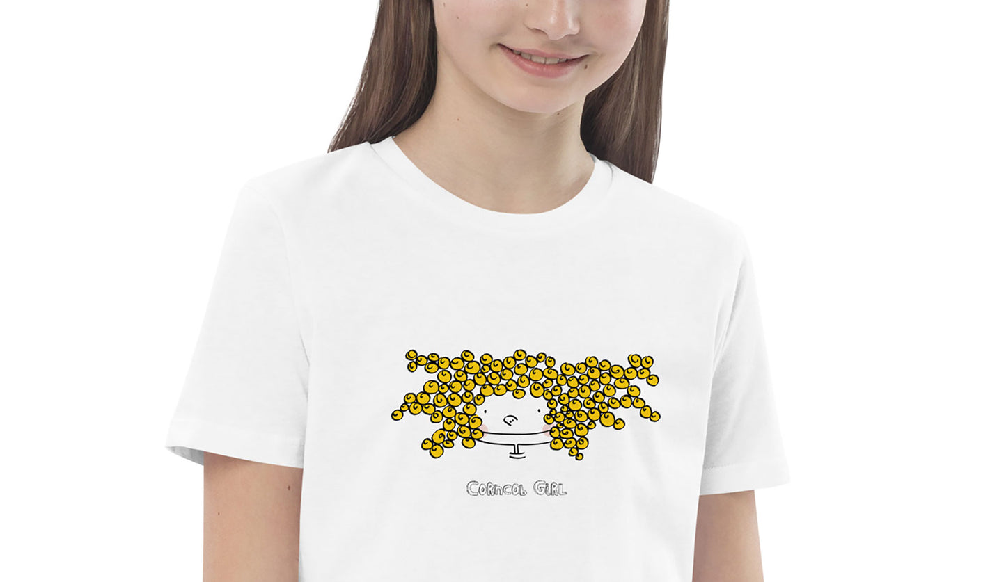 Detalle de la parte superior de camiseta con diseño Corncob Girl, vestida por una niña de pelo largo que sonríe