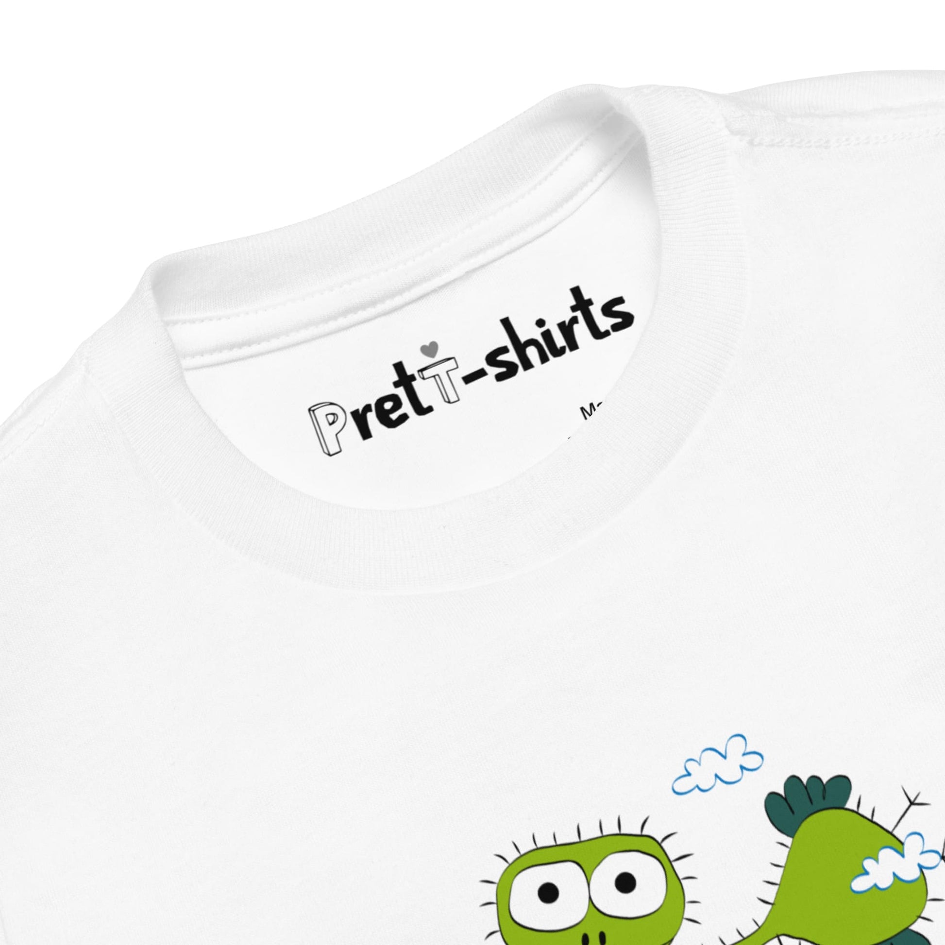 Detalle del cuello de la camiseta blanca ecológica mostrando la etiqueta interior de la marca, PretT-shirts.