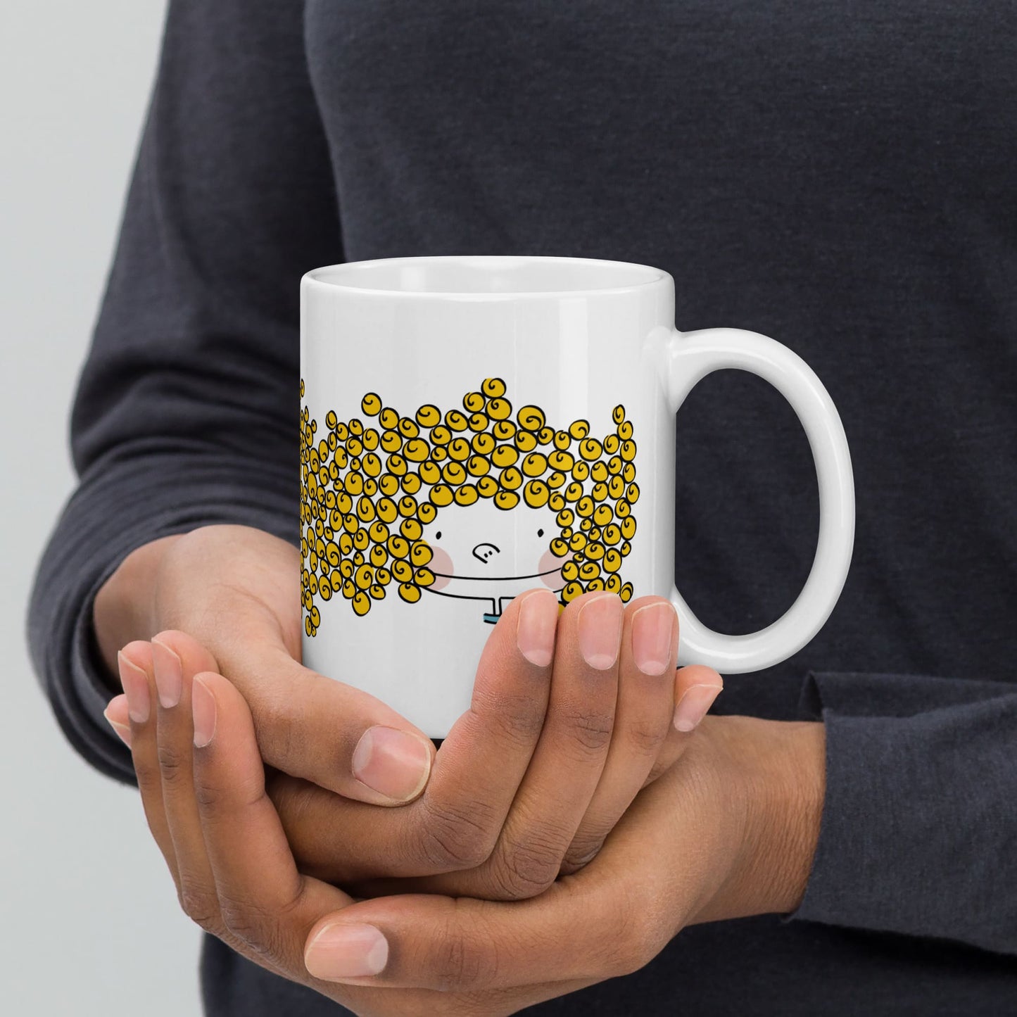 Taza blanca brillante de 325 ml con diseño Corncob Girl, elaborada en cerámica resistente al microondas y lavavajillas. La taza reposa en las manos del modelo.