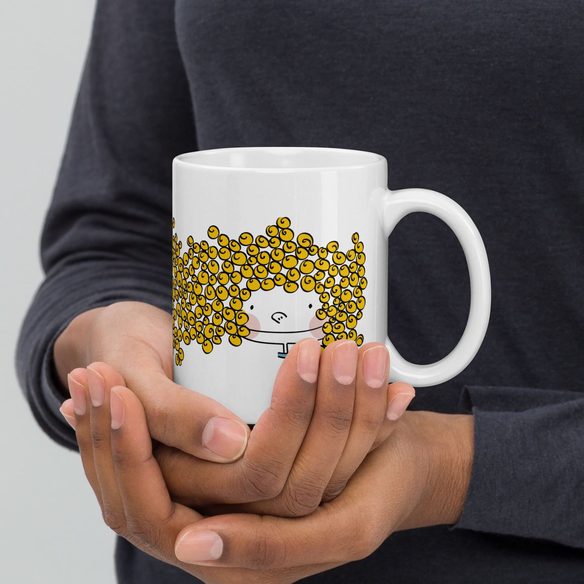 Taza blanca brillante de 325 ml con diseño Corncob Girl, elaborada en cerámica resistente al microondas y lavavajillas. La taza reposa en las manos del modelo.