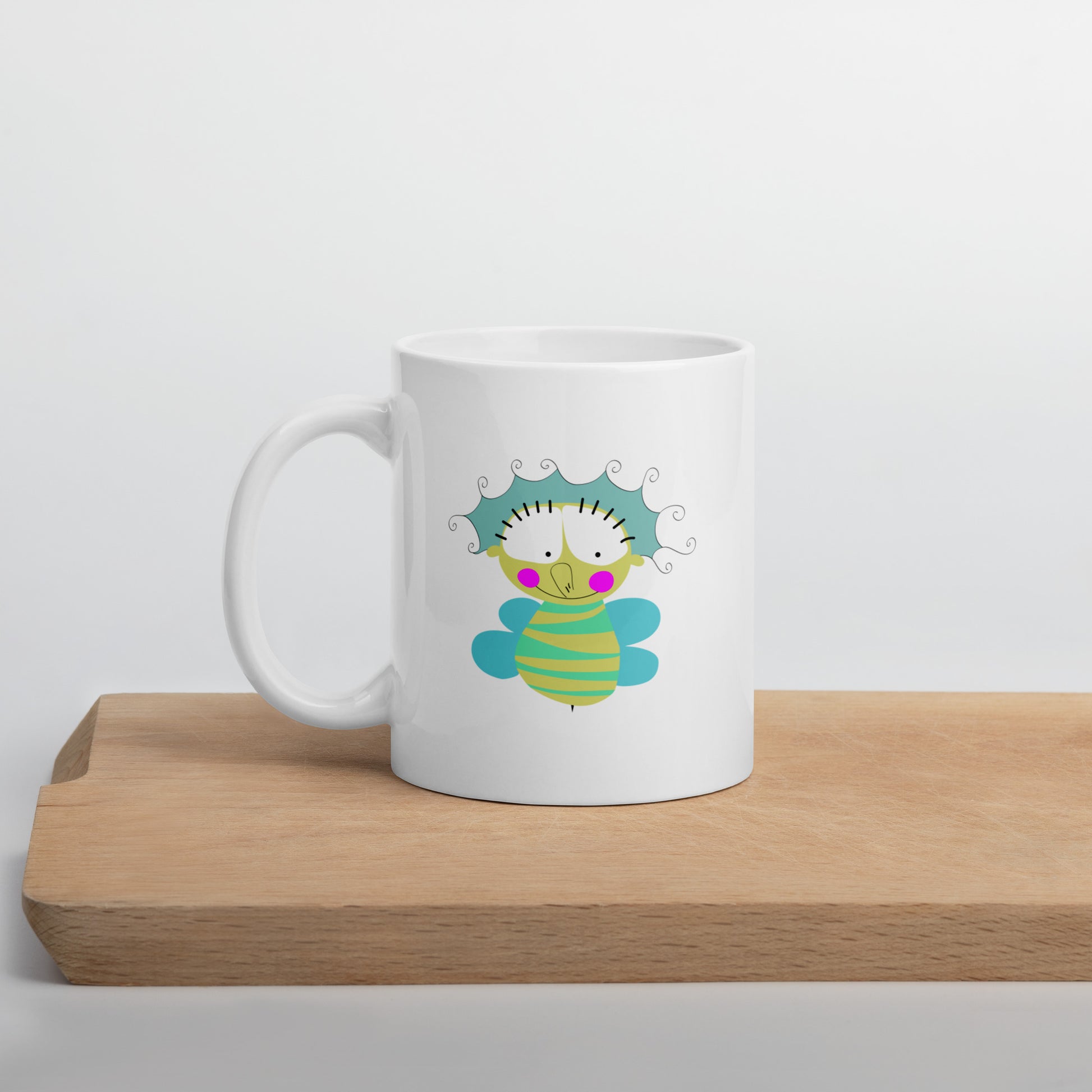 Taza desayuno blanca brillante de 325 ml de volumen del personaje Dr. Pepper. La taza está sobre una madera de cortar. Imagen de la parte trasera de la taza.