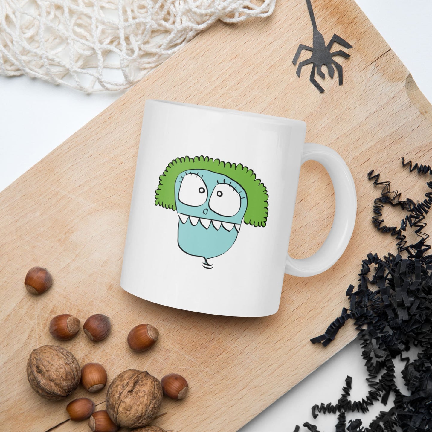 Taza desayuno blanca brillante de 325 ml de volumen sobre madera de cortar. Personaje Mr Brocolius.