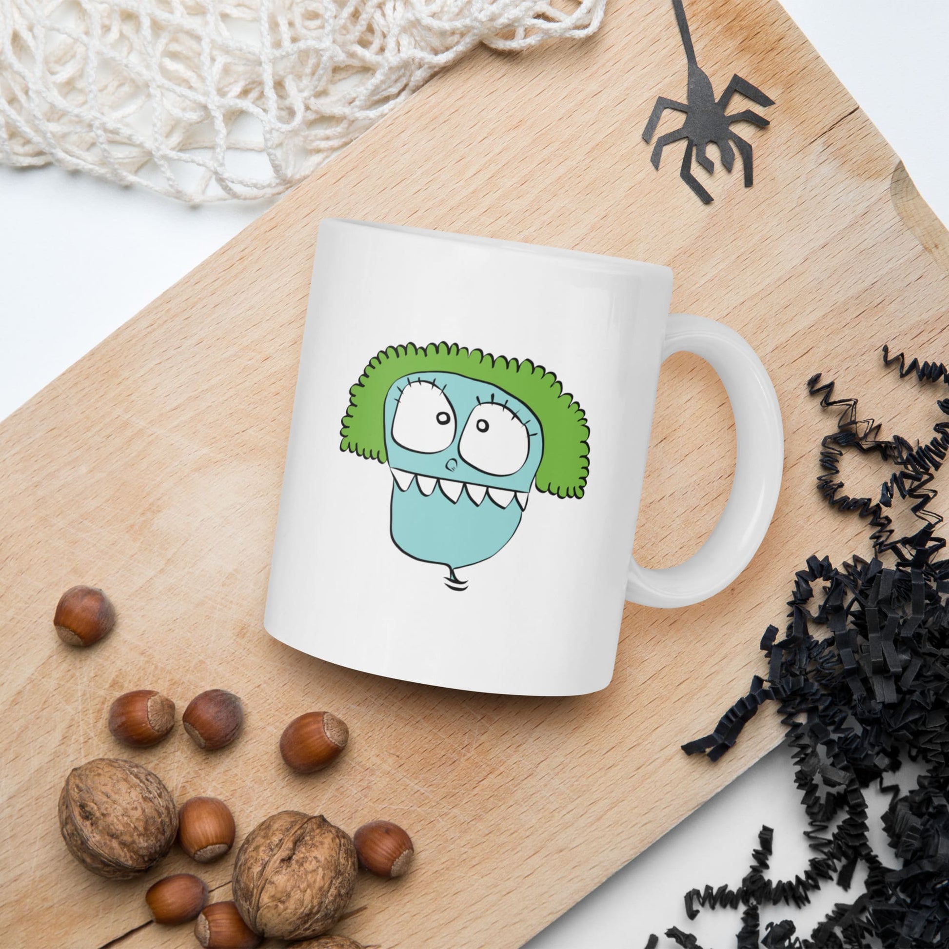Taza desayuno blanca brillante de 325 ml de volumen sobre madera de cortar. Personaje Mr Brocolius.